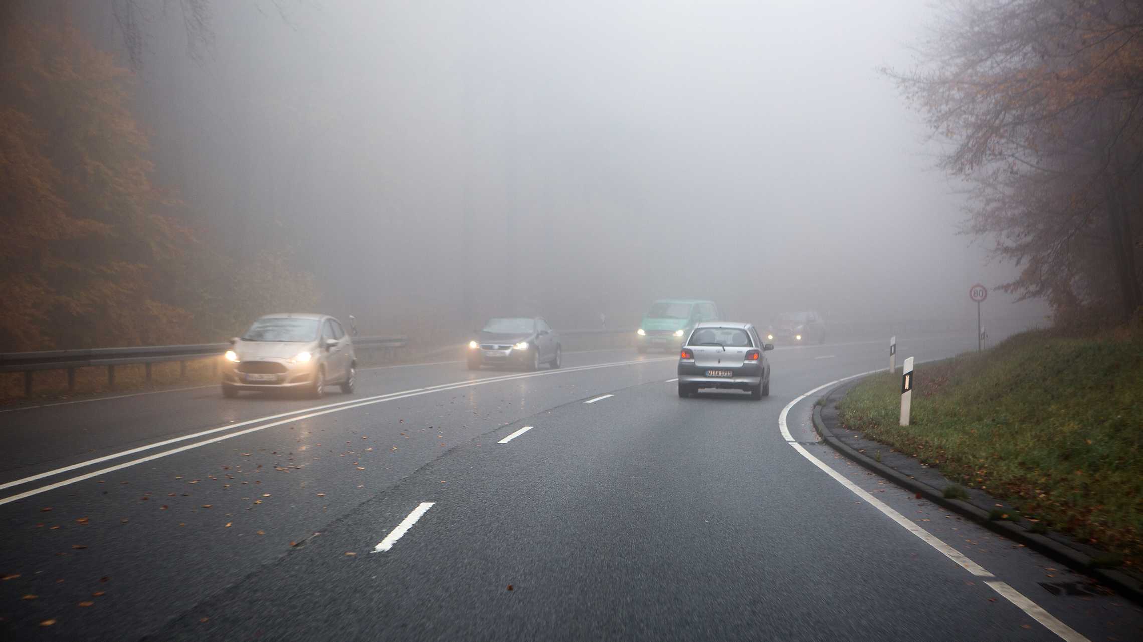 Auto Fahren Nieder nass Straße beim Nacht mit hell Gelb Licht