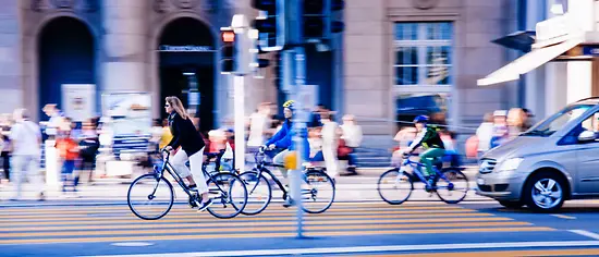 Helmpflicht auf dem Fahrrad? Fahrradfahrer in der Stadt