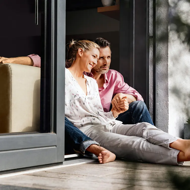 Paar sitzt auf Fensterbank - Krebs-Scan