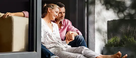 Paar sitzt auf Fensterbank - Krebs-Scan