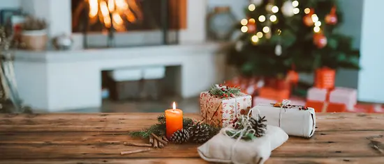 Weihnachtsbaum mit Geschenken davor