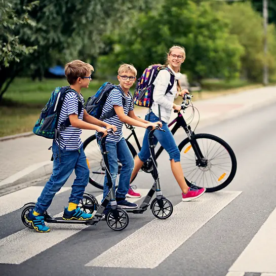 Sicherer Schulweg - Kinder benutzen Zebrastreifen