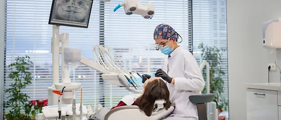 Zahnarzt-Kosten: Zahnärztin und Patientin im Behandlungszimmer