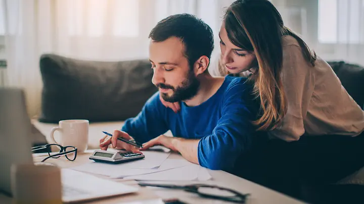 Paar am Tisch: Private Krankenversicherung Kosten