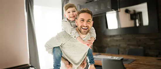 Private Krankenversicherung für Angestellte: Vater und Sohn lachen