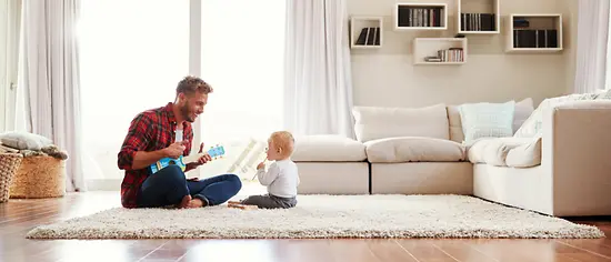 Hausratversicherung sinnvoll? Vater und Baby auf einem Teppich