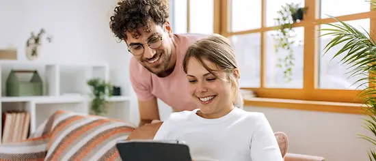 Paar informiert sich online über eine fondsgebundene Rentenversicherung