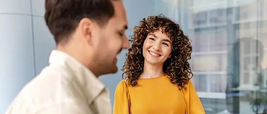 Frau lächelt Mann an - PKV für Beamte