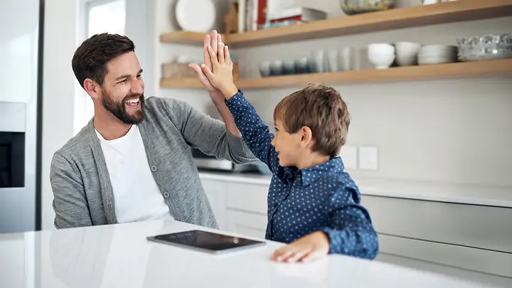 Vater und Sohn lachen - Altersvorsorge