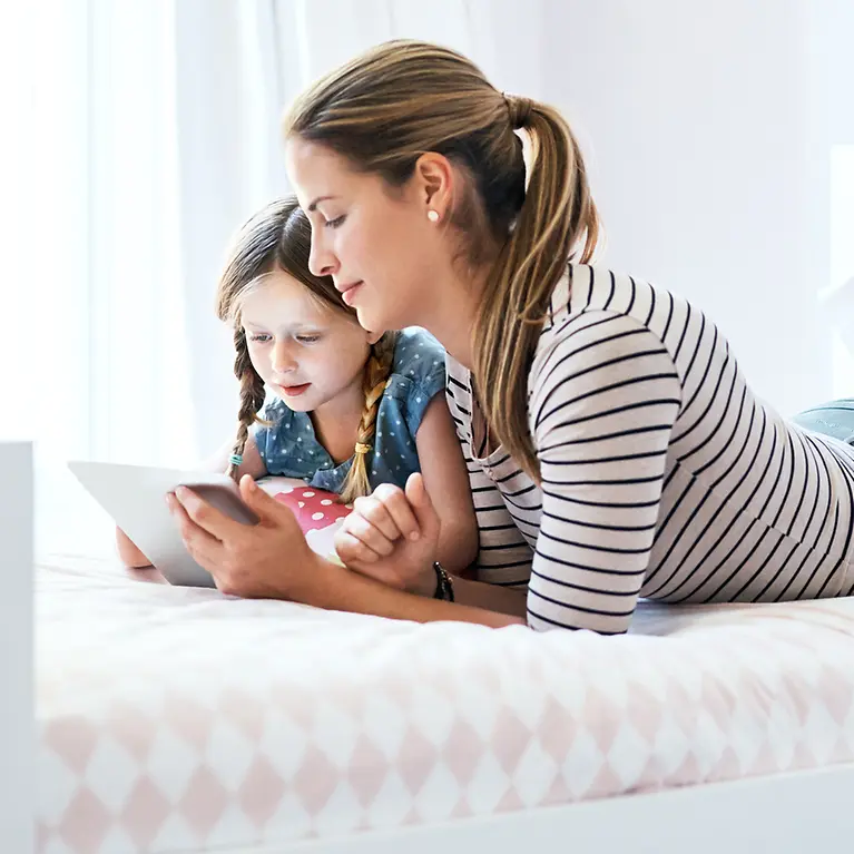 Mutter und Tochter am Tablet - Krankenzusatzversicherungen