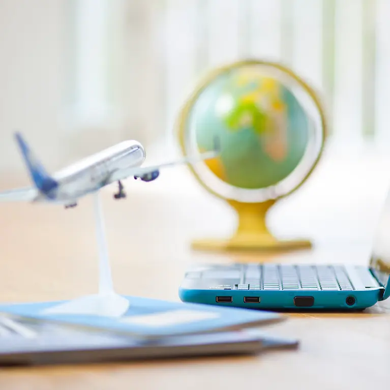 Modellflieger und Notebook - Reiseversicherungen
