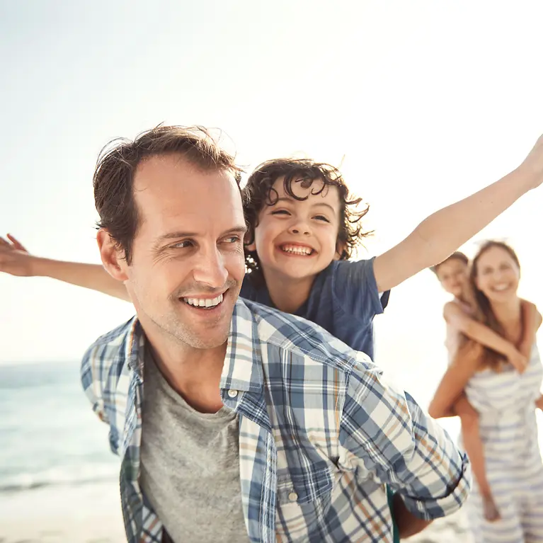 Familie am Strand - Jahresschutz Gold und Platin