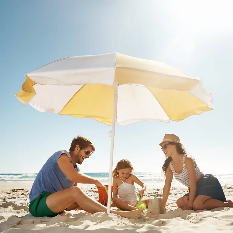 Familie am Strand - Urlaubsreiseversicherung 4 und 5 Sterne