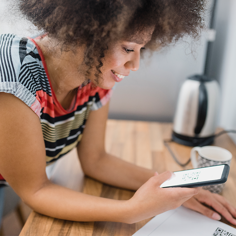 Frau mit Smartphone in der Hand
