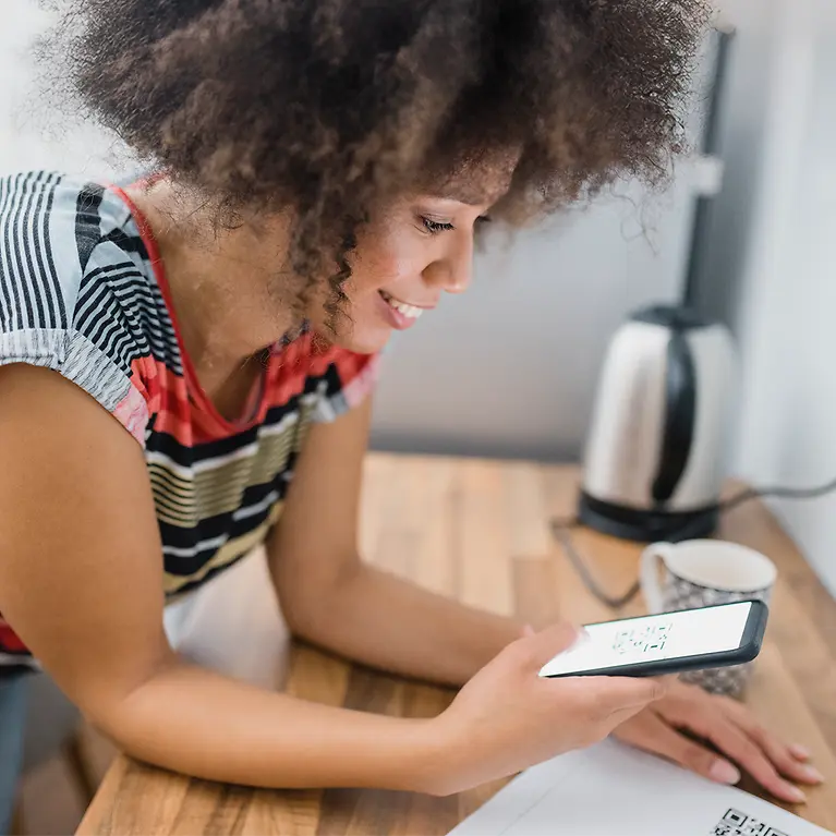 Frau mit Smartphone in der Hand