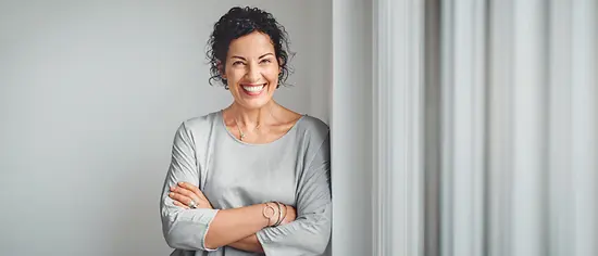 Frau lächelt - DAK PlusZahnvorsorge