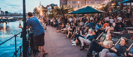 Menschen am Spreeufer in Berlin