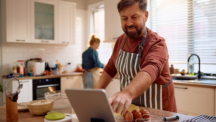 Frau und Mann kochen