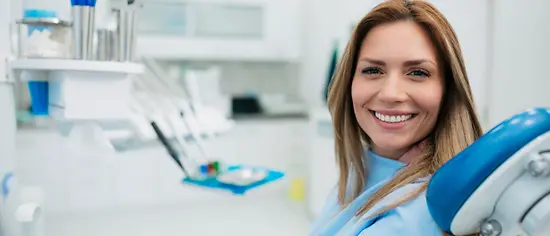 Frau beim Zahnarzt - Wurzelbehandlung