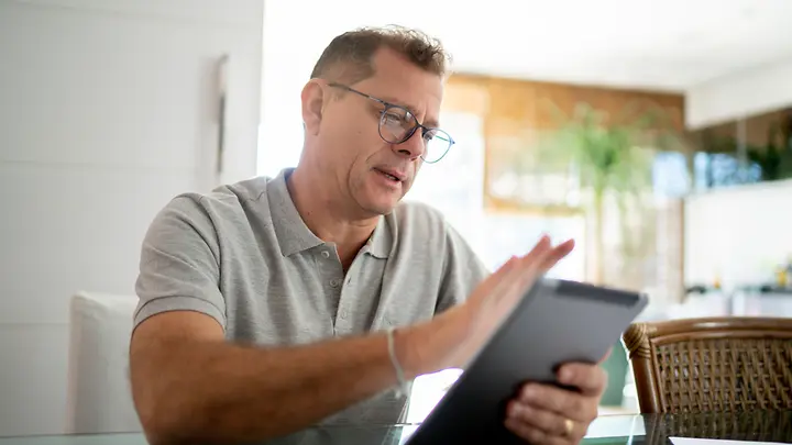 Neuro-Therapie: Mann am Tablet