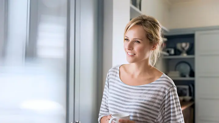 Mentalis Soforthilfe: Frau mit Kaffeetasse in der Hand