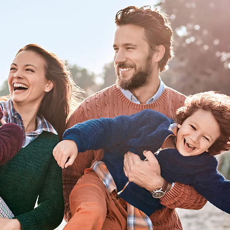 Lachende Familie - Vorteile für DAK-Kunden