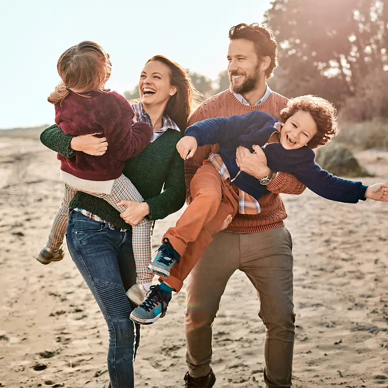 Lachende Familie - Vorteile für DAK-Kunden