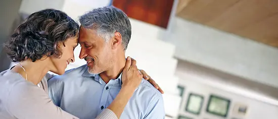 Sterbegeldversicherung ohne Wartezeit: Paar umarmt sich